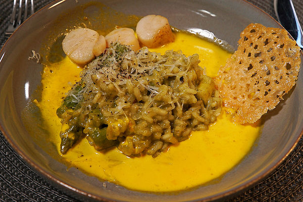 Spargel-Bärlauch-Risotto mit Pernodsauce und Jakobsmuscheln von ...