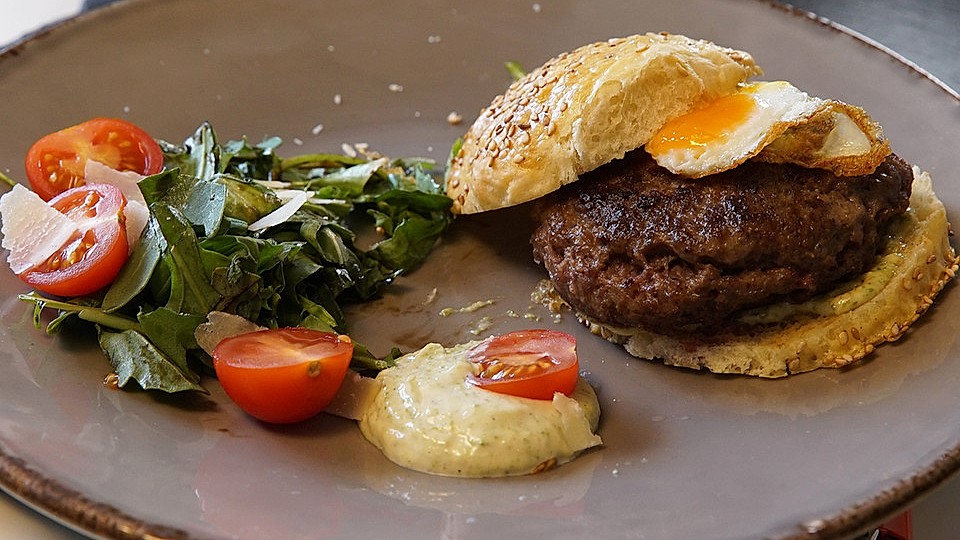 Dama Burger Damwildburger Mit Tannenspitzen Aioli Und Wachtelspiegelei Von Dasperfektedinner Chefkoch 