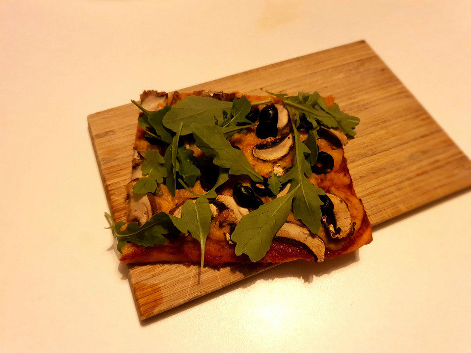 Flammkuchen mit Kichererbsen-Tomatensoße, Champignons und Oliven von ...