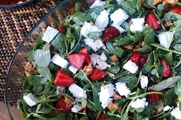Portulak-Erdbeer-Salat auf türkische Art