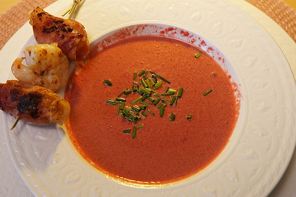 Rote Bete-Suppe mit Jakobsmuschel im Speckmantel und Garnele, Baguette ...