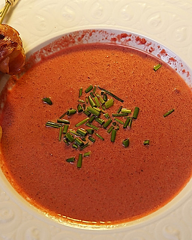 Rote Bete-Suppe mit Jakobsmuschel im Speckmantel und Garnele, Baguette, Bete-Dip und Bete-Butter