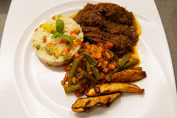 Pour toi maman: Jarret de bœuf à la sauce tomate - Rinderbeinscheiben mit Tomatensoße Kameruner Art, dazu Reis und frittierte Kochbananen