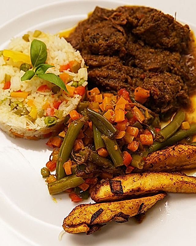 Pour toi maman: Jarret de bœuf à la sauce tomate - Rinderbeinscheiben mit Tomatensoße Kameruner Art, dazu Reis und frittierte Kochbananen