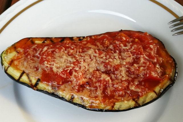 Gegrillte Auberginen-Schiffchen mit Tomaten und Parmesan von Kai ...