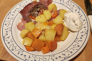 Hackbraten mit Feta-Füllung und Kartoffel-Karotten-Kürbis-Beilage
