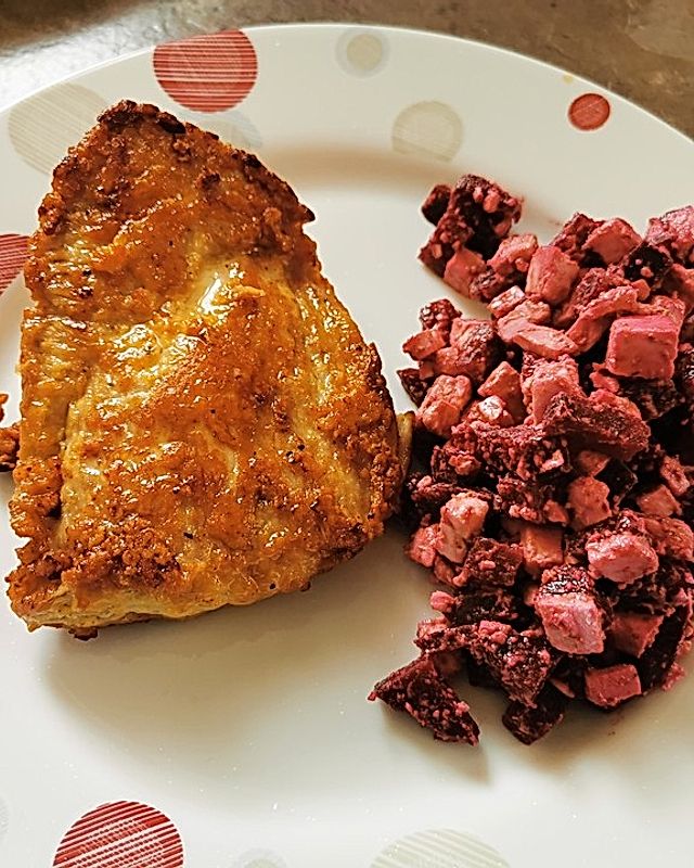 Low Carb Parmesanschnitzel mit Rote Bete-Feta-Salat