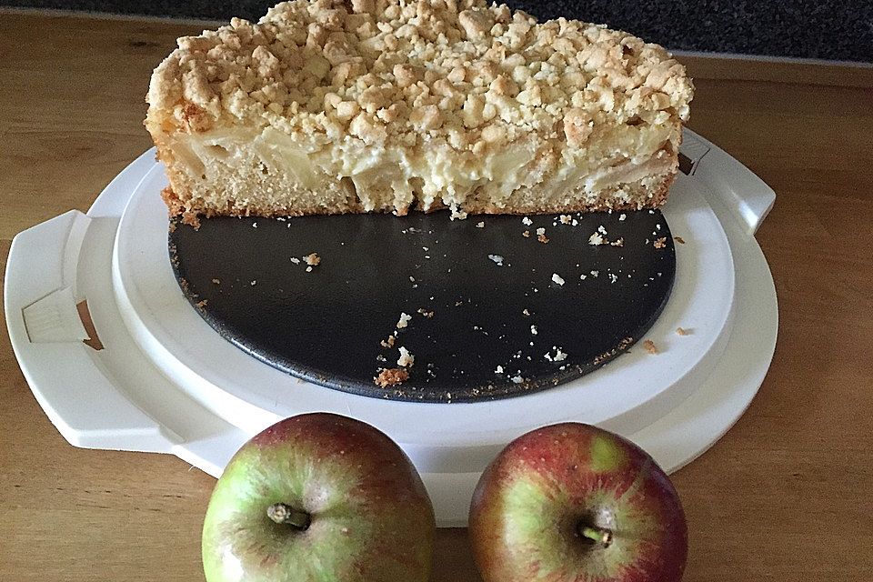 Apfel-Streuselkuchen mit Pudding