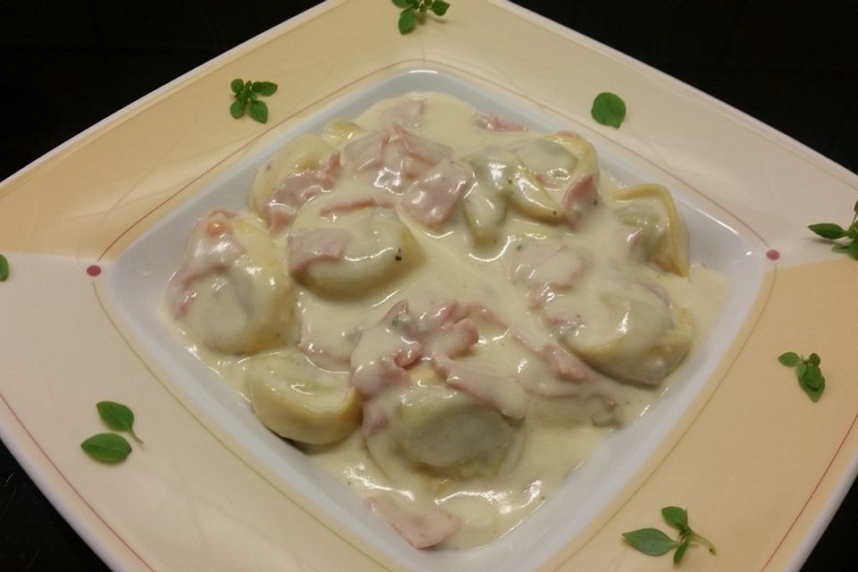 Tortellini mit Schinken - Schimmelkäse - Sahne - Soße