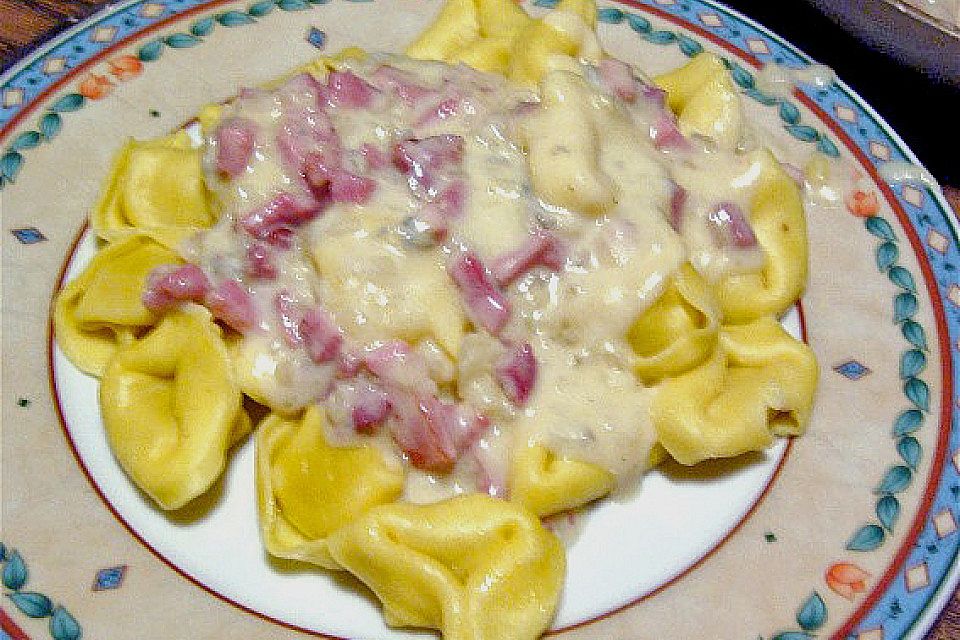 Tortellini mit Schinken - Schimmelkäse - Sahne - Soße