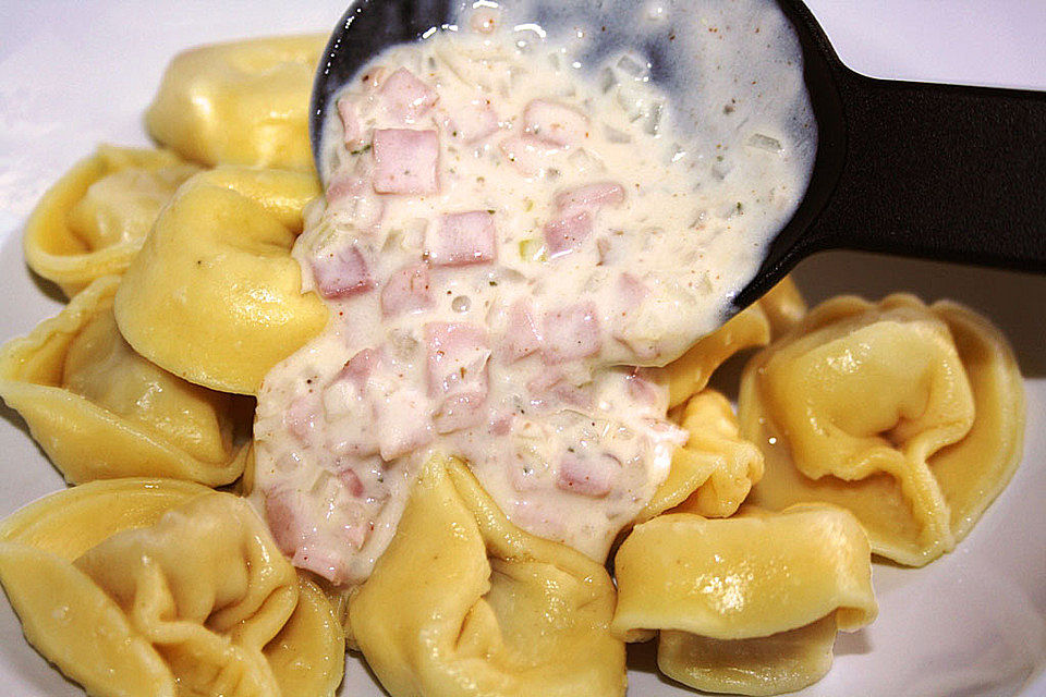 Tortellini mit Schinken - Schimmelkäse - Sahne - Soße