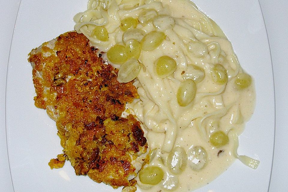 Schweineschnitzel in Cornflakes - Cashew - Panade mit Weintraubensauce