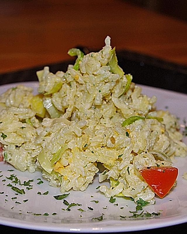 Reissalat mit Eiern, Tomaten und Lauch