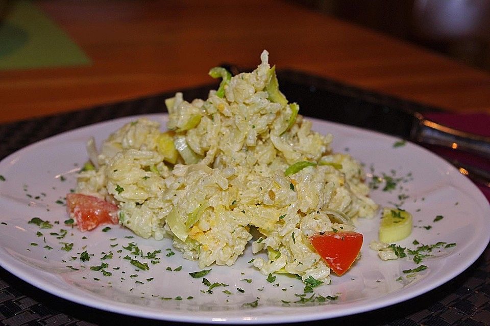 Reissalat mit Eiern, Tomaten und Lauch