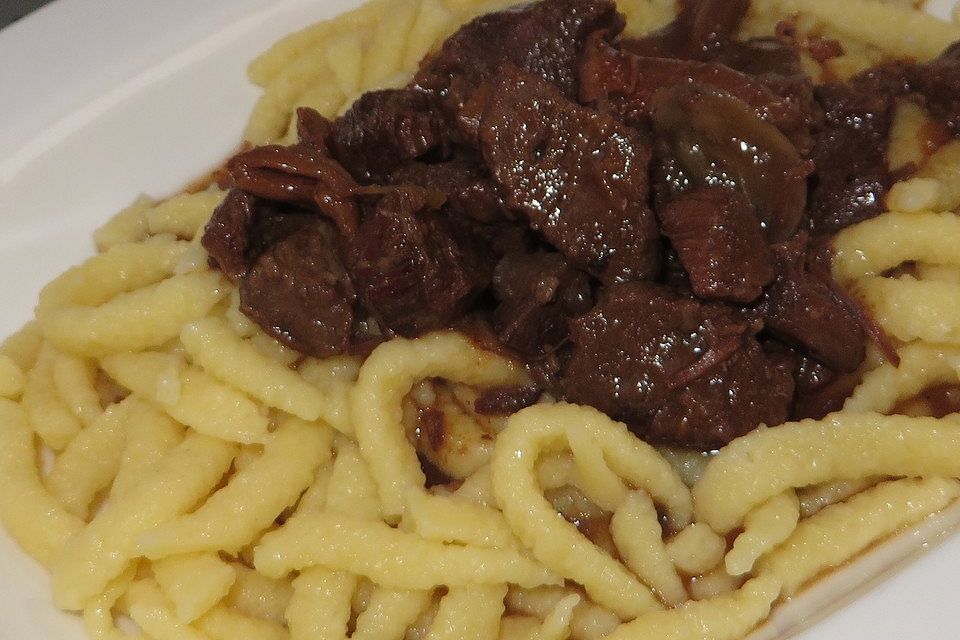 Delikates Wildgulasch mit Spätzle