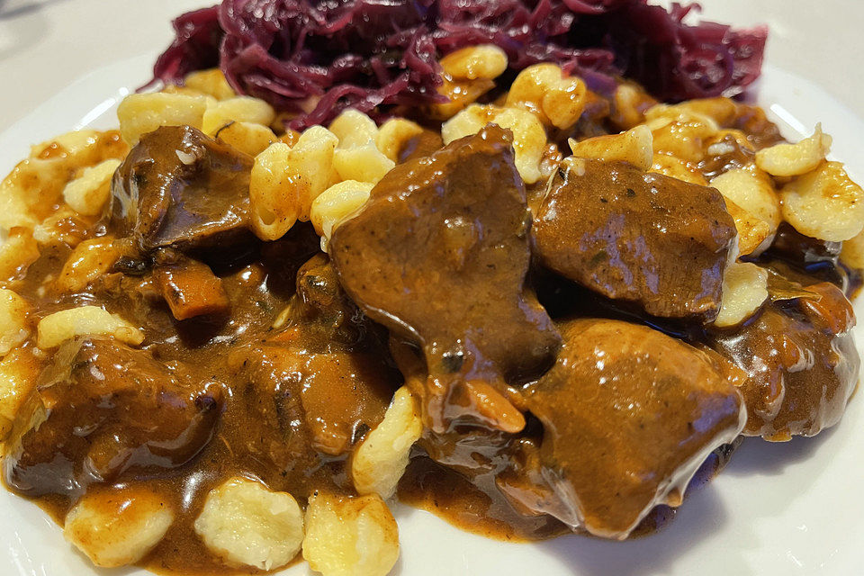 Delikates Wildgulasch mit Spätzle