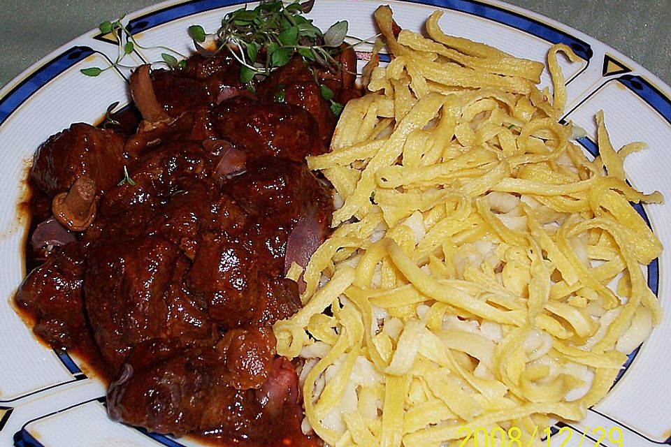 Delikates Wildgulasch mit Spätzle