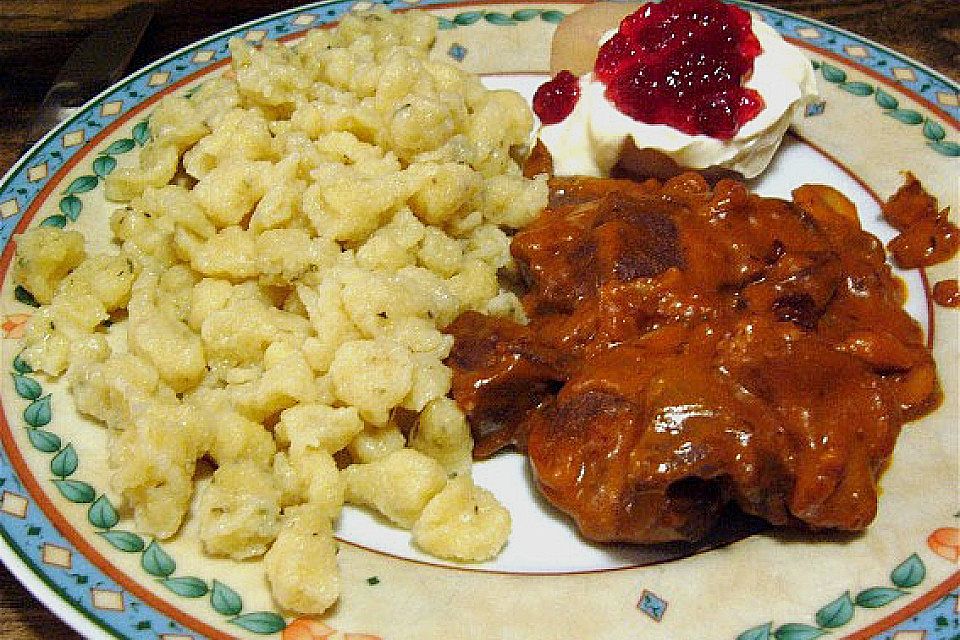 Delikates Wildgulasch mit Spätzle