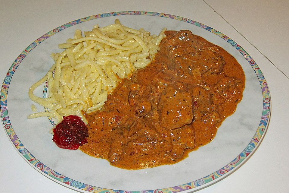 Delikates Wildgulasch mit Spätzle