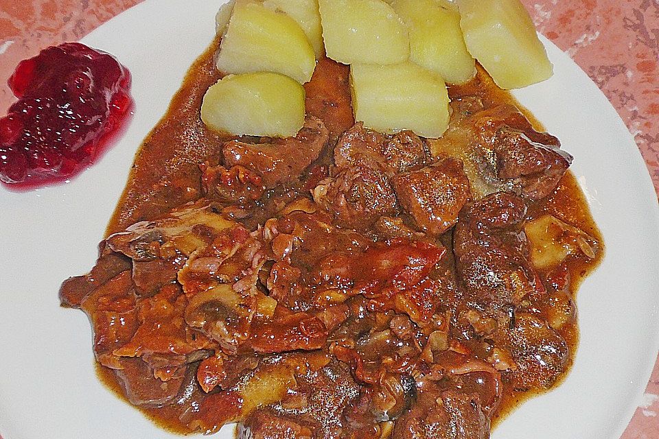 Delikates Wildgulasch mit Spätzle