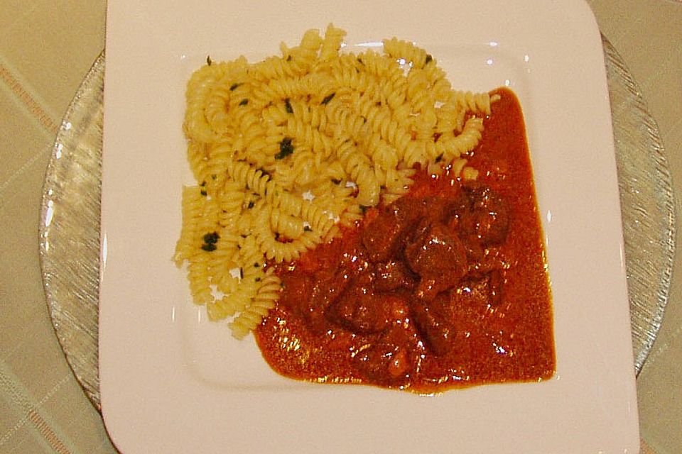 Delikates Wildgulasch mit Spätzle