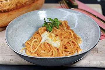 Die cremigste One-Pot Ofen Tomate-Mozzarella Pasta