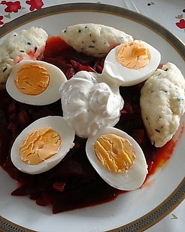 Rote Bete-Gemüse mit Grieß-Meerrettichklößchen, hart gekochten Eiern und Kräutercreme