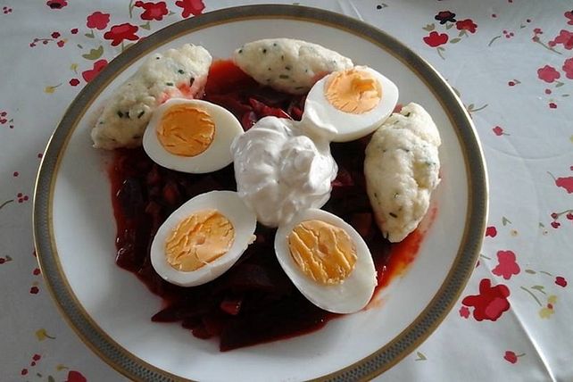 Rote Bete-Gemüse mit Grieß-Meerrettichklößchen, hart gekochten Eiern ...