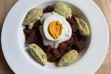 Rote Bete-Gemüse mit Grieß-Meerrettichklößchen, hart gekochten Eiern und Kräutercreme