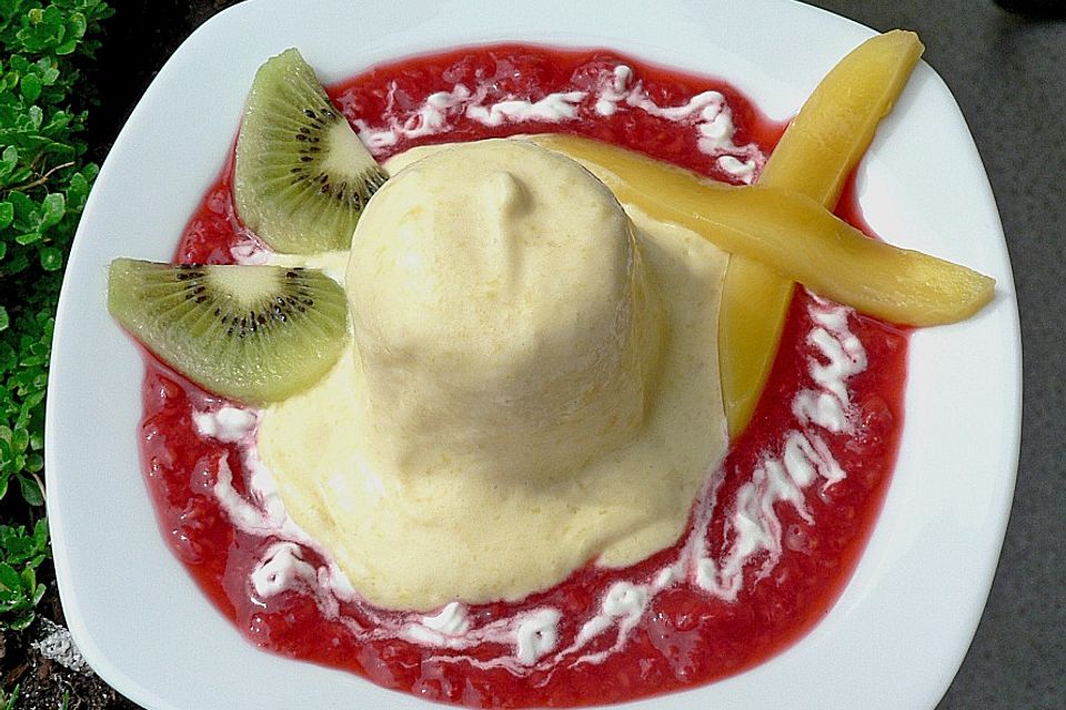 Mangoparfait auf Himbeerpüree