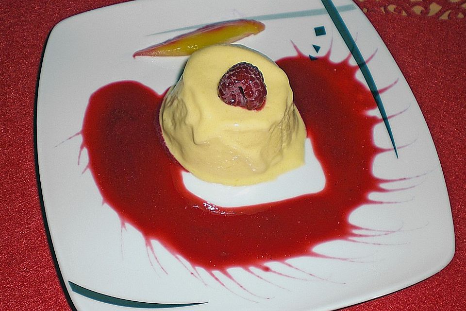 Mangoparfait auf Himbeerpüree