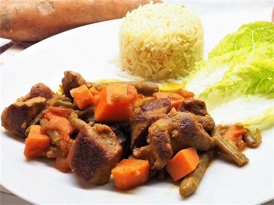 Schweinegulasch mit grünen Bohnen, Tomaten und Süßkartoffeln von ...
