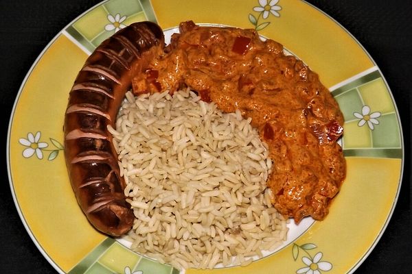 Gebratene Bockwurst mit Reis und Paprika-Zwiebel-Frischkäse-Gemüse von ...