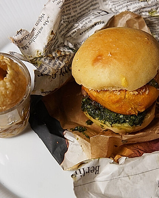 Zweierlei Streetfood: Vada Pav - Burger aus Mumbai und Pani Puri - knuspriges Bällchen mit süßsaurer Soße