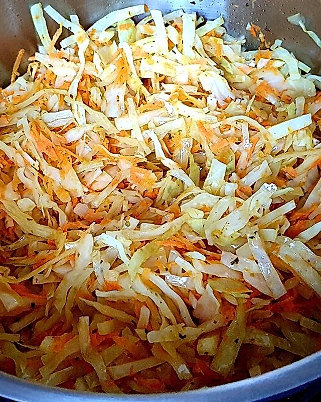Weißkohlsalat gedünstet mit Karotten
