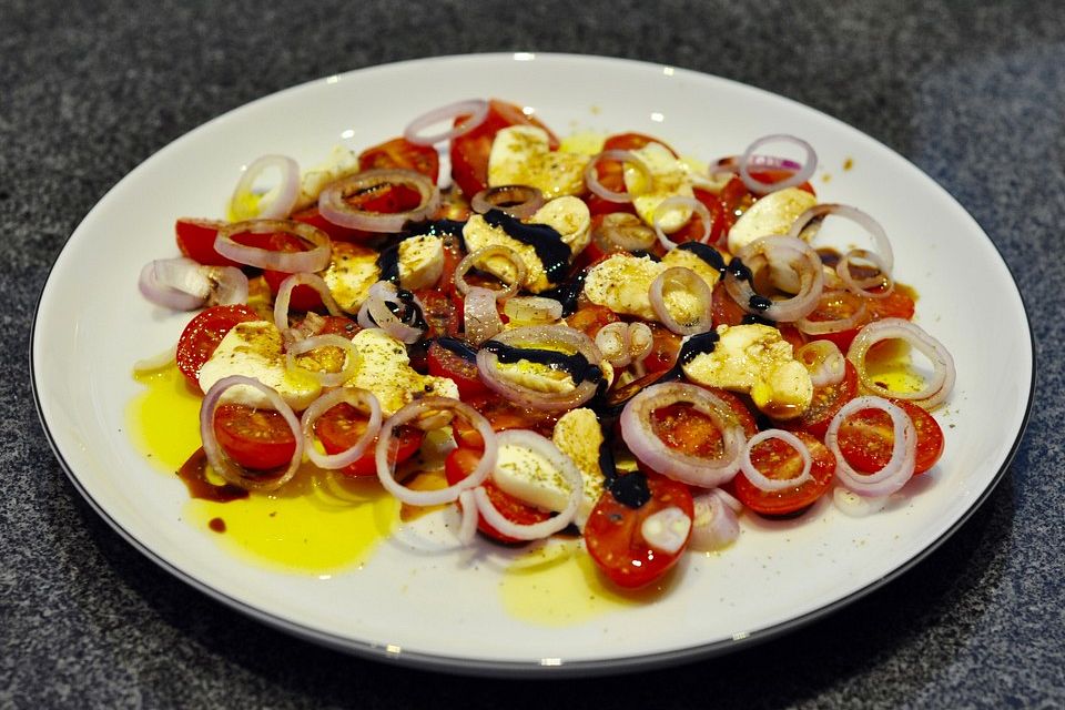 Mozzarella - Kirschtomaten - Salat