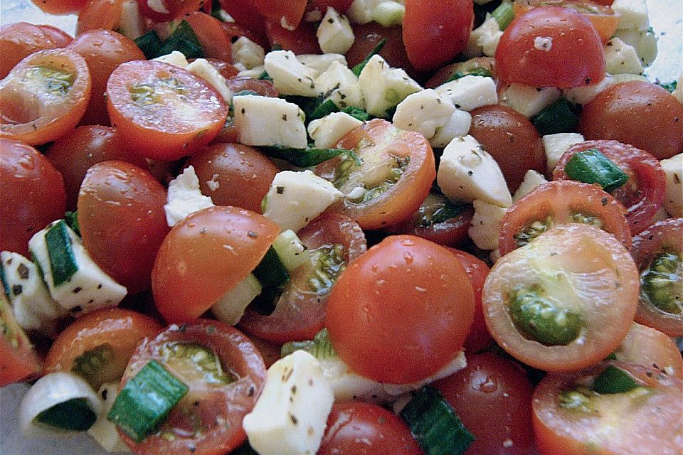 Mozzarella - Kirschtomaten - Salat