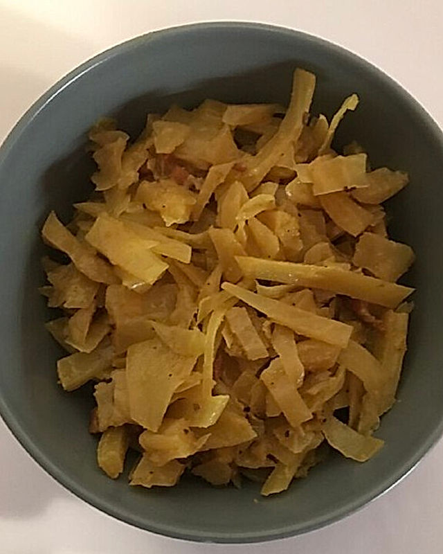 Weißkohlgemüse mit Äpfeln und Curry