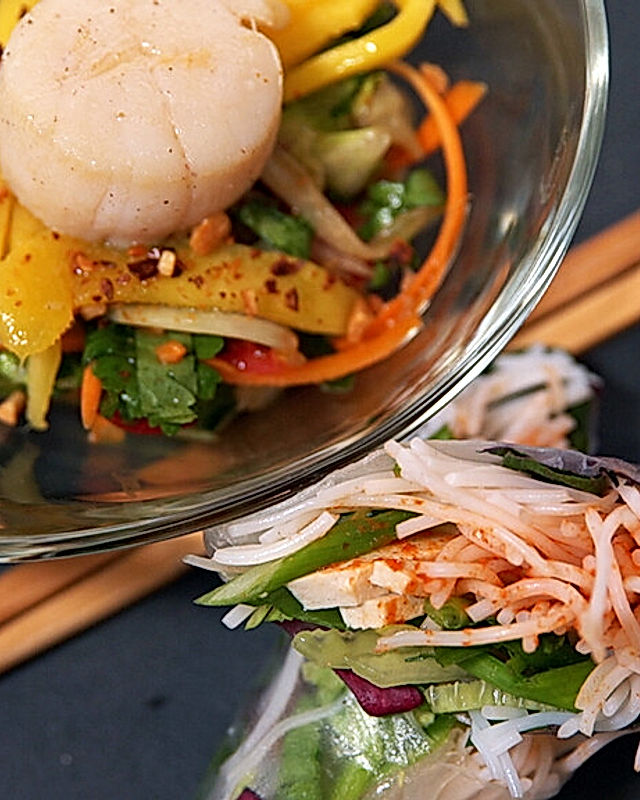 Grüner Thai-Papaya-Salat mit Mango und Jakobsmuscheln, vietnamesische Sommerrollen mit Tofu, Hoisin-Sauce und gerösteten Erdnüssen