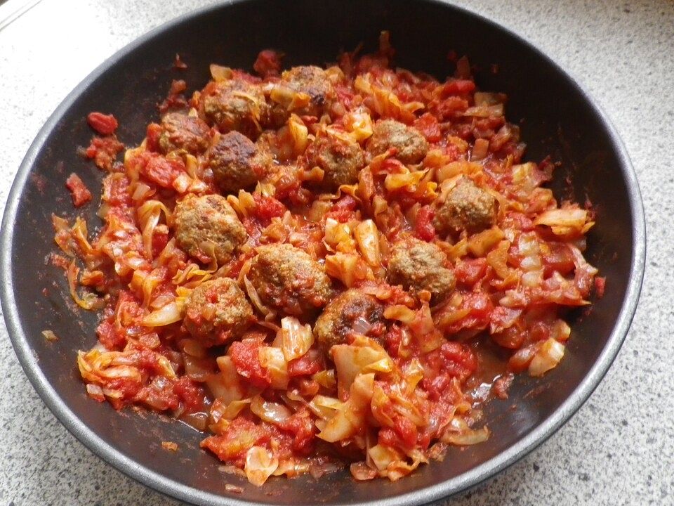 Tomaten-Spitzkohl-Gemüse mit Hackbällchen von dodith| Chefkoch