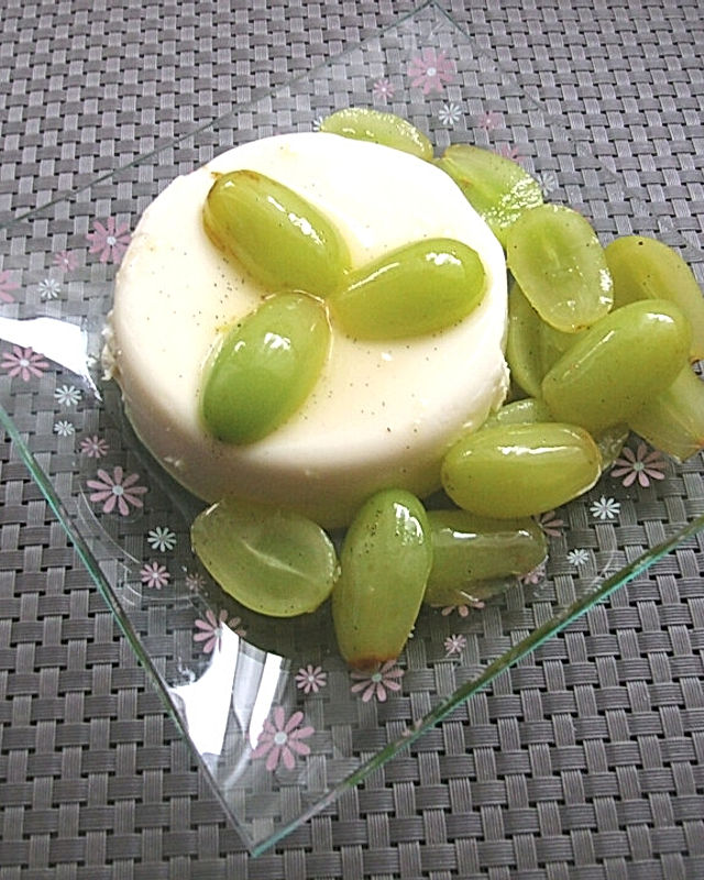 Zitronen-Panna Cotta mit Traubensalat