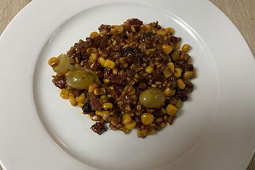 Römisches Getreide-Risotto "Val di Cembra" mit Lucanica-Wurst, Maiskörnern und hellen Trauben