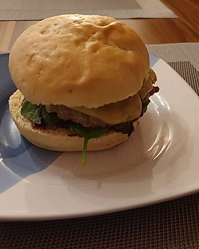 "Deluxe"-Burger mit Blaubeer-BBQ-Sauce