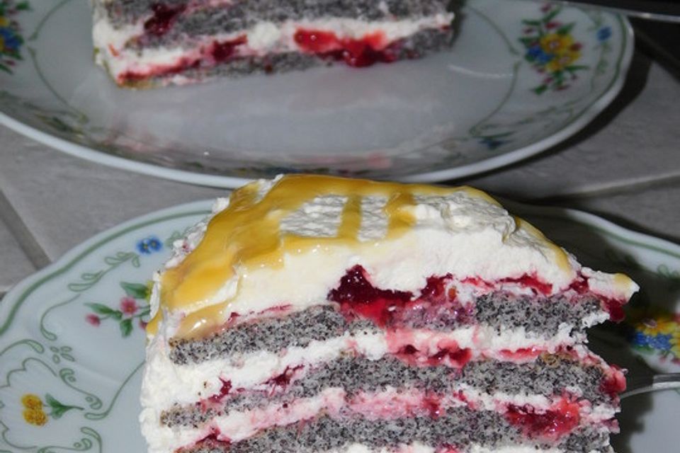 Mohntorte mit Preiselbeersahne und Eierlikörguss