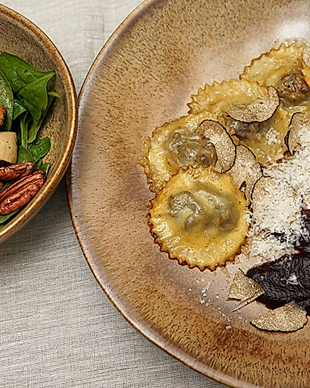 Getrüffelte Ravioli mit Rehfüllung und Cranberrysauce, dazu saisonaler Pilzsalat