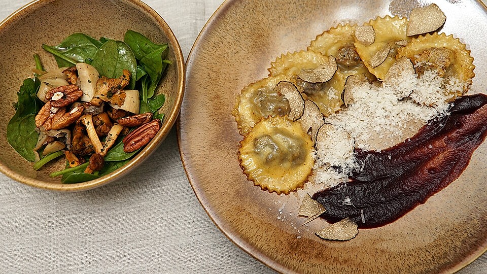 Getrüffelte Ravioli mit Rehfüllung und Cranberrysauce, dazu saisonaler Pilzsalat-image