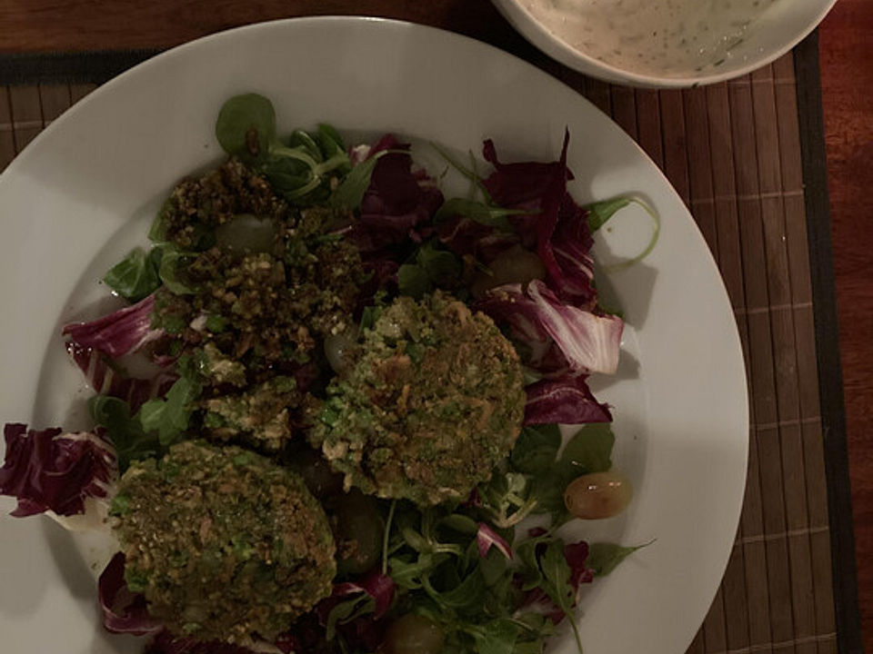 Erbsen-Bratlinge mit Minze, Kräuterdip und Salat von heike997| Chefkoch