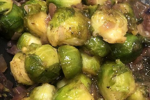 Rosenkohl mit Zwiebeln und süß-saurer Note