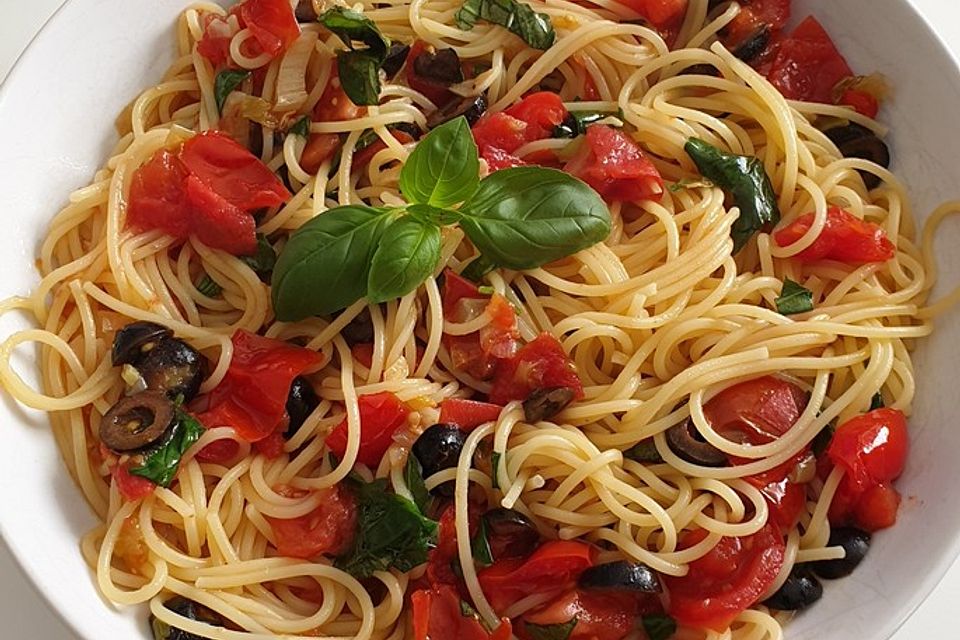 Spaghetti mit Tomaten und Oliven