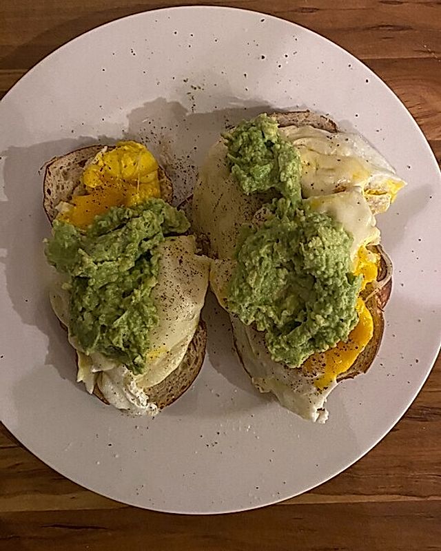 Deluxe Brunch-Brot mit Avocado und Ei